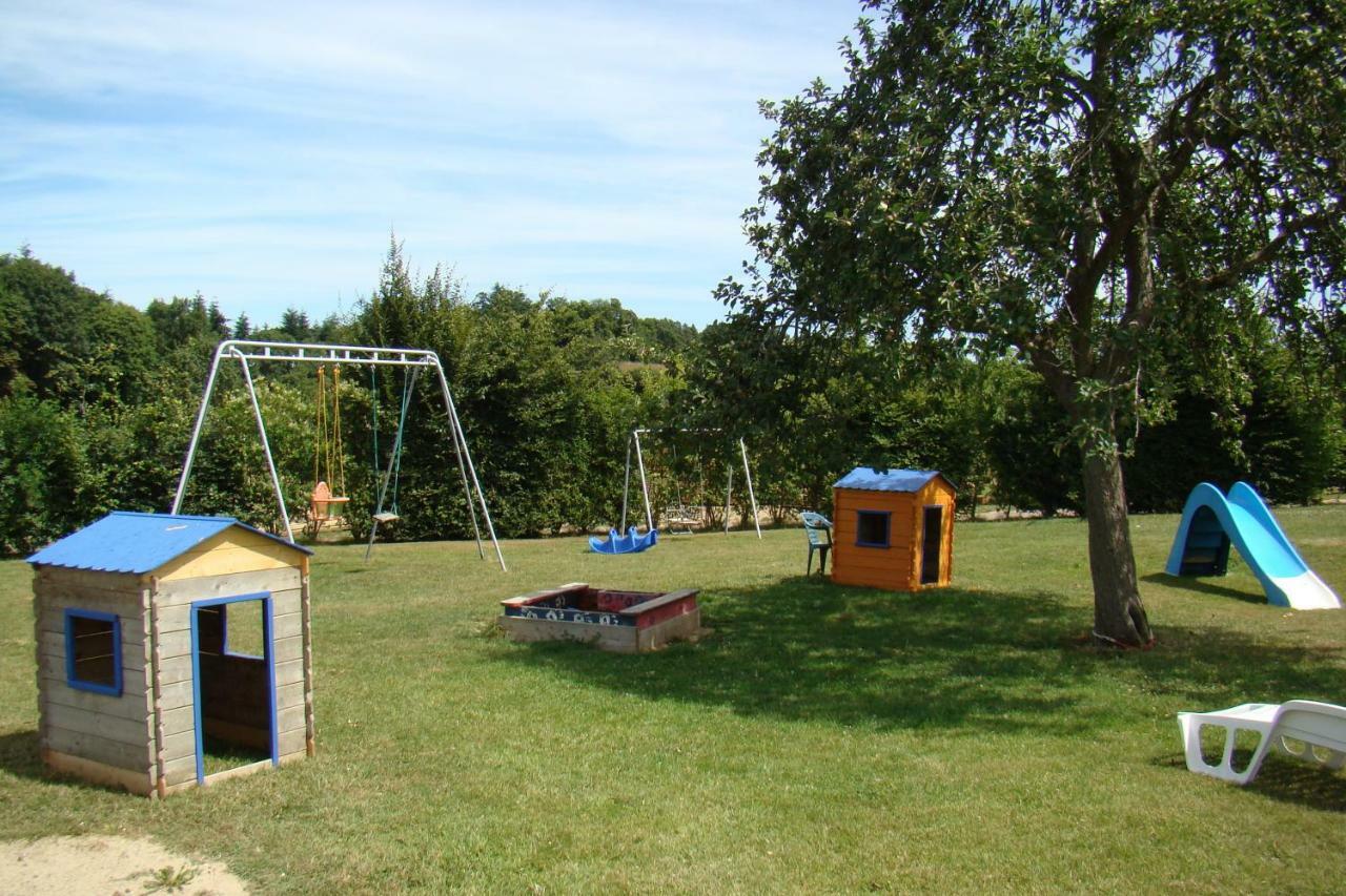 Gite De La Cour Bed & Breakfast Campandre-Valcongrain Exterior photo